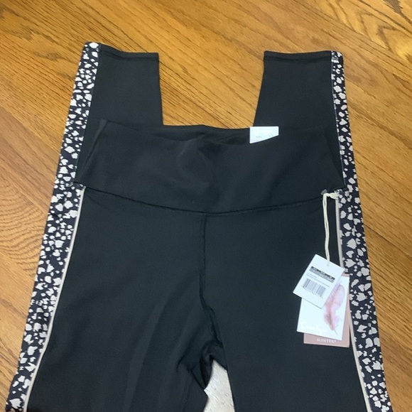 Jessica Simpson Slimtek High Waisted Black Animal Print Leggings NWT Size M - Picture 10 of 15